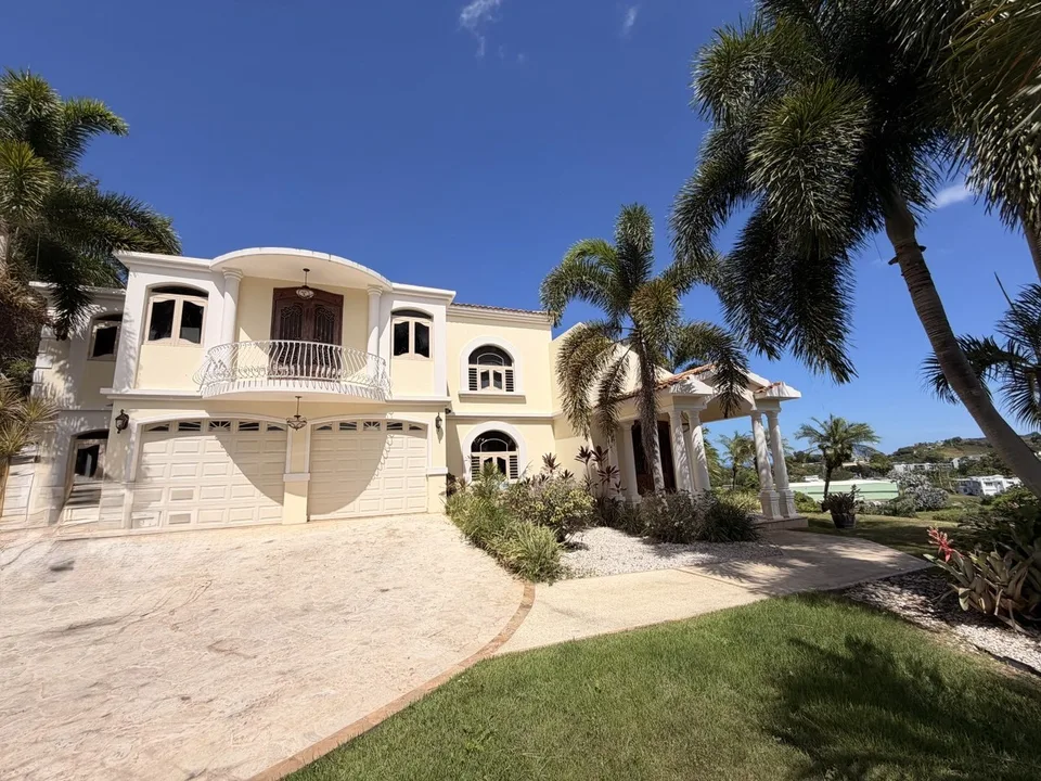 Elegante Residencia · 5 habitaciones · 4 baños · Rincón, Estela · $2,295,000